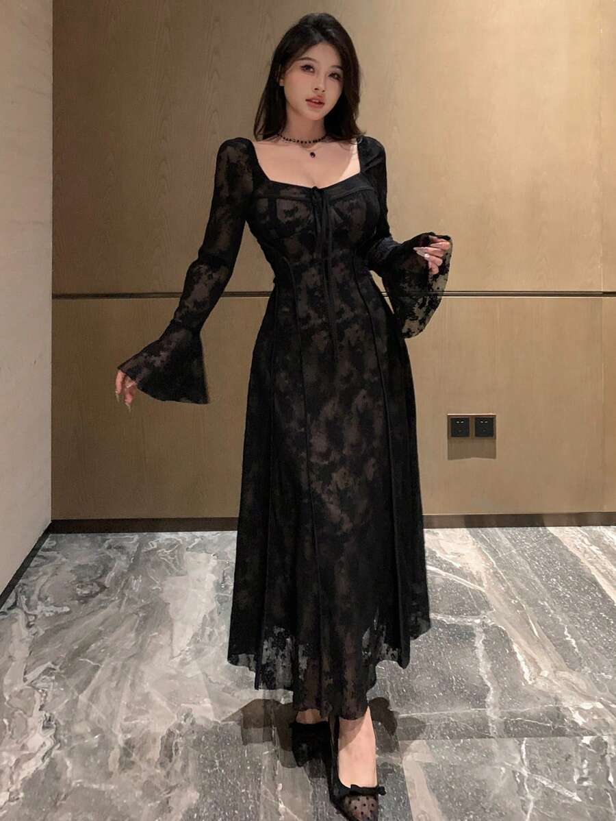 SHEIN DAZY فستان اسود من الدانتيل مزين بكشكشة