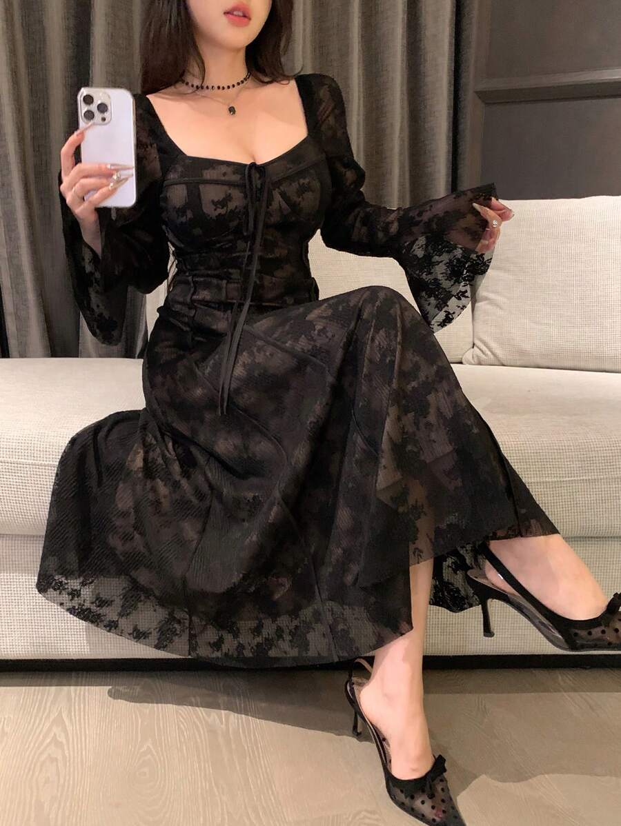 SHEIN DAZY فستان اسود من الدانتيل مزين بكشكشة
