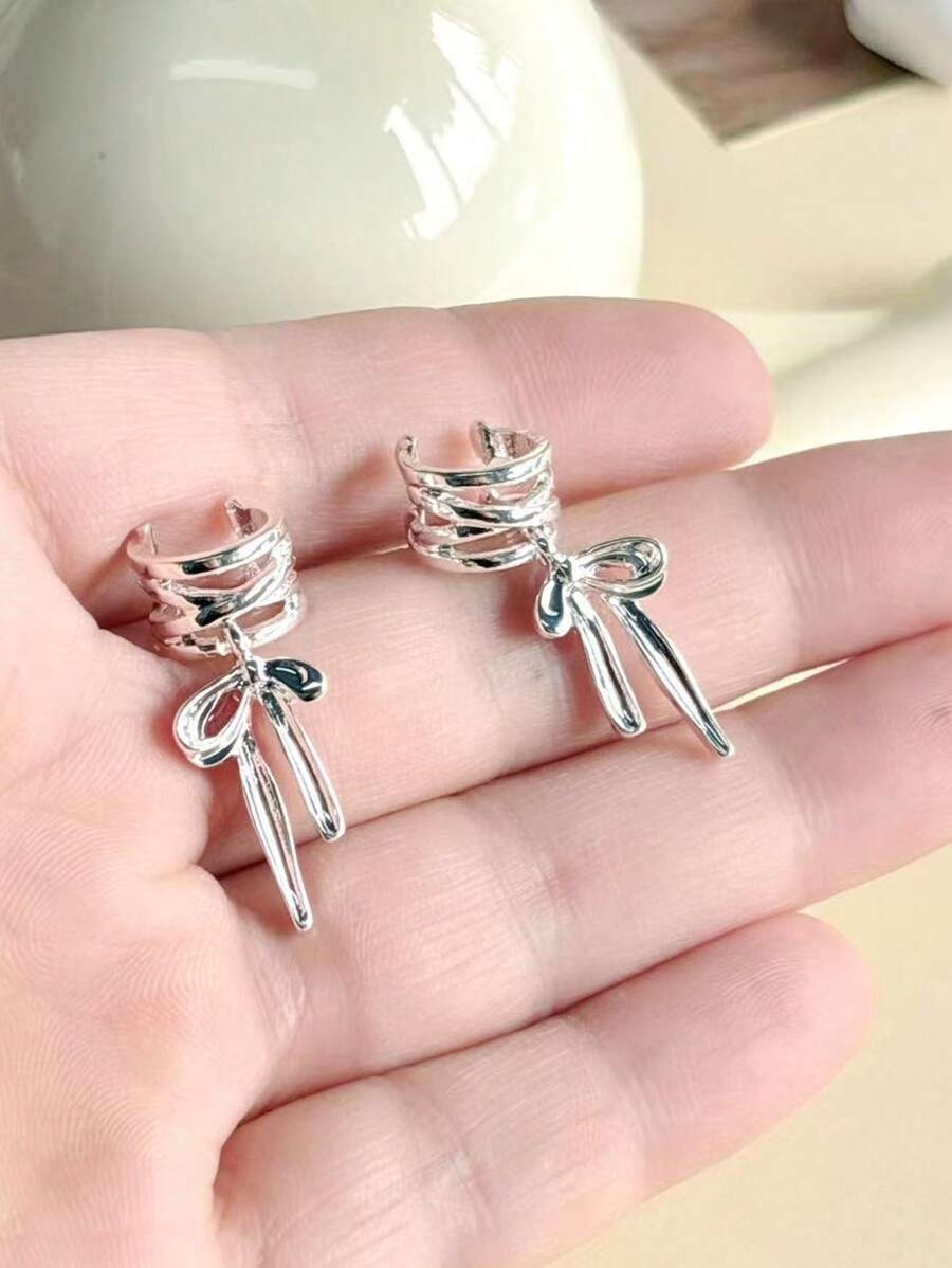 SHEIN زوج من الأقراط الأنيقة بتصميم الفراشة
