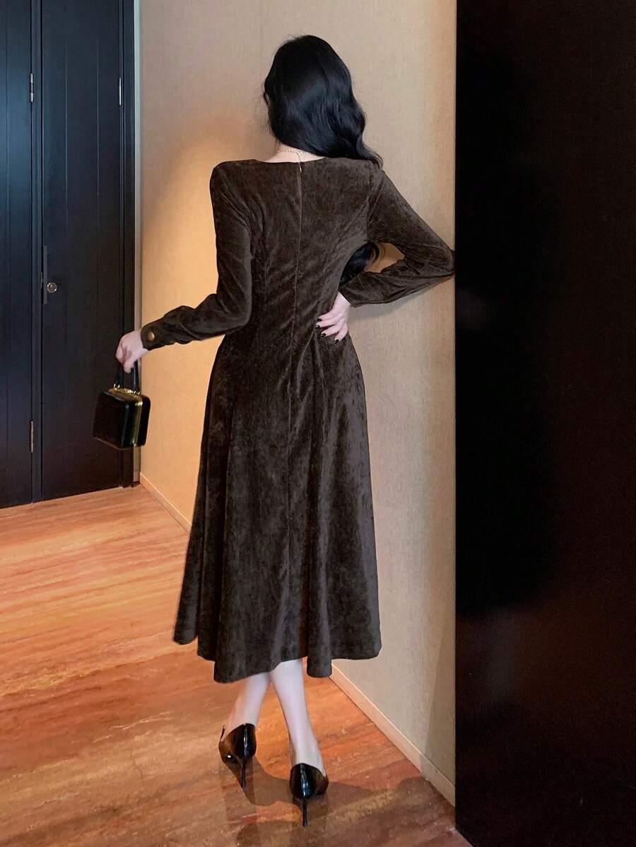 SHEIN DAZY فستان بياقة مربعة وأزرار أمامية بأكمام طويلة