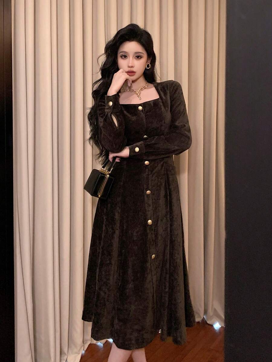 SHEIN DAZY فستان بياقة مربعة وأزرار أمامية بأكمام طويلة