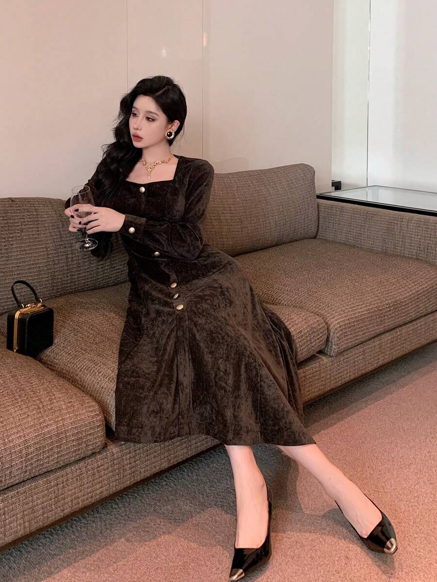 SHEIN DAZY فستان بياقة مربعة وأزرار أمامية بأكمام طويلة