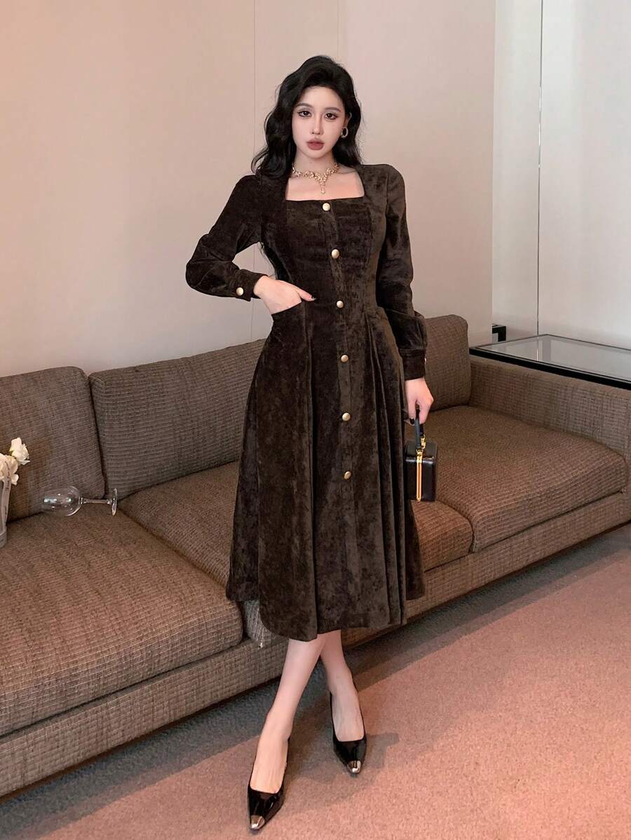 SHEIN DAZY فستان بياقة مربعة وأزرار أمامية بأكمام طويلة