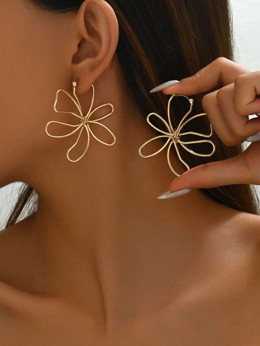 SHEIN  زوج من الأقراط بتصميم أزهار مجوفة
