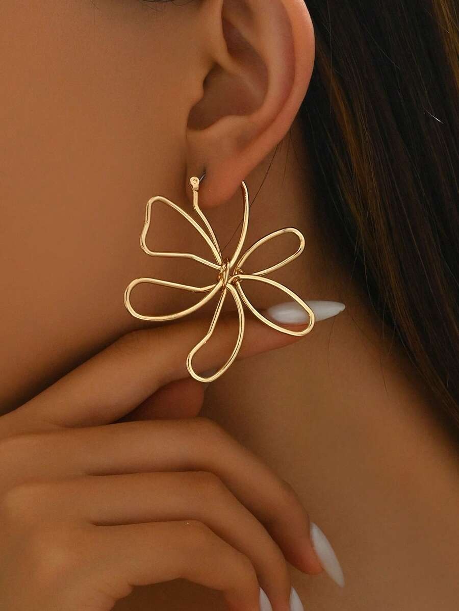 SHEIN  زوج من الأقراط بتصميم أزهار مجوفة