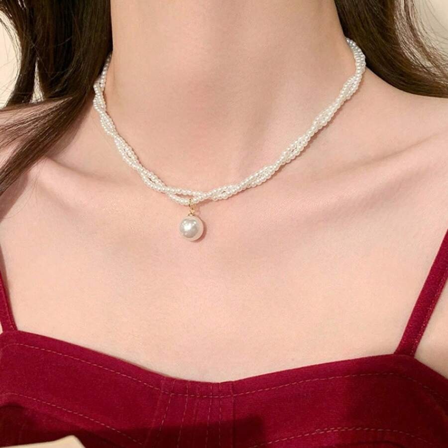 SHEIN قلادة مزدوجة أنيقة بلمسات ساتان وخرز أبيض