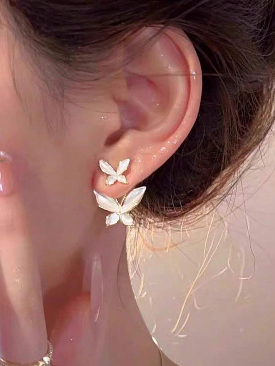 SHEIN زوج من الأقراط البيضاء بتصميم الفراشة