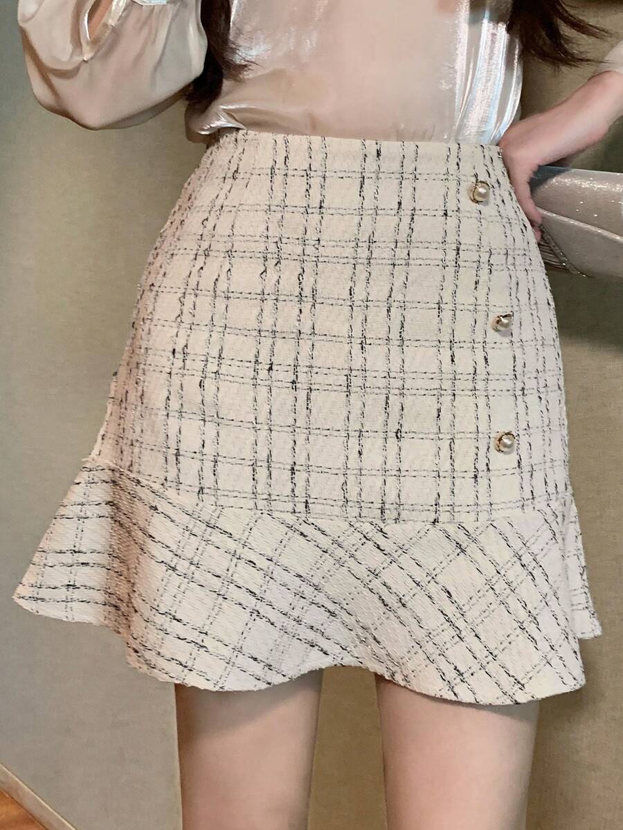 SHEIN DAZY تنورة أنيقة بقصة مع أزرار جانبية وحافة مرفرفة