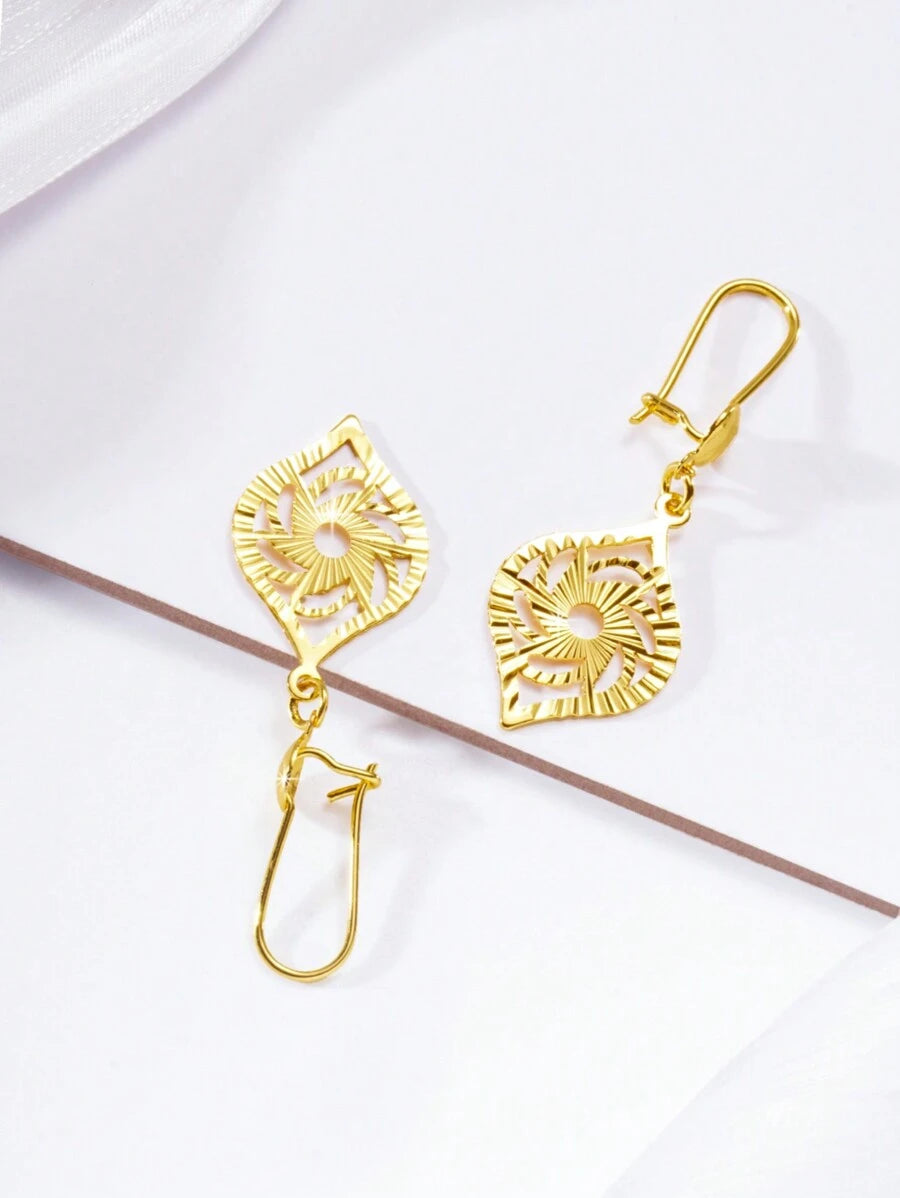 SHEIN مجموعة 2 زوج أقراط ذهبية على شكل قطرة ماء مزخرفة بالزهور
