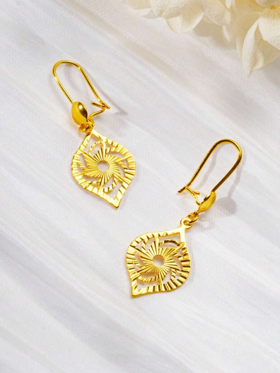 SHEIN مجموعة 2 زوج أقراط ذهبية على شكل قطرة ماء مزخرفة بالزهور