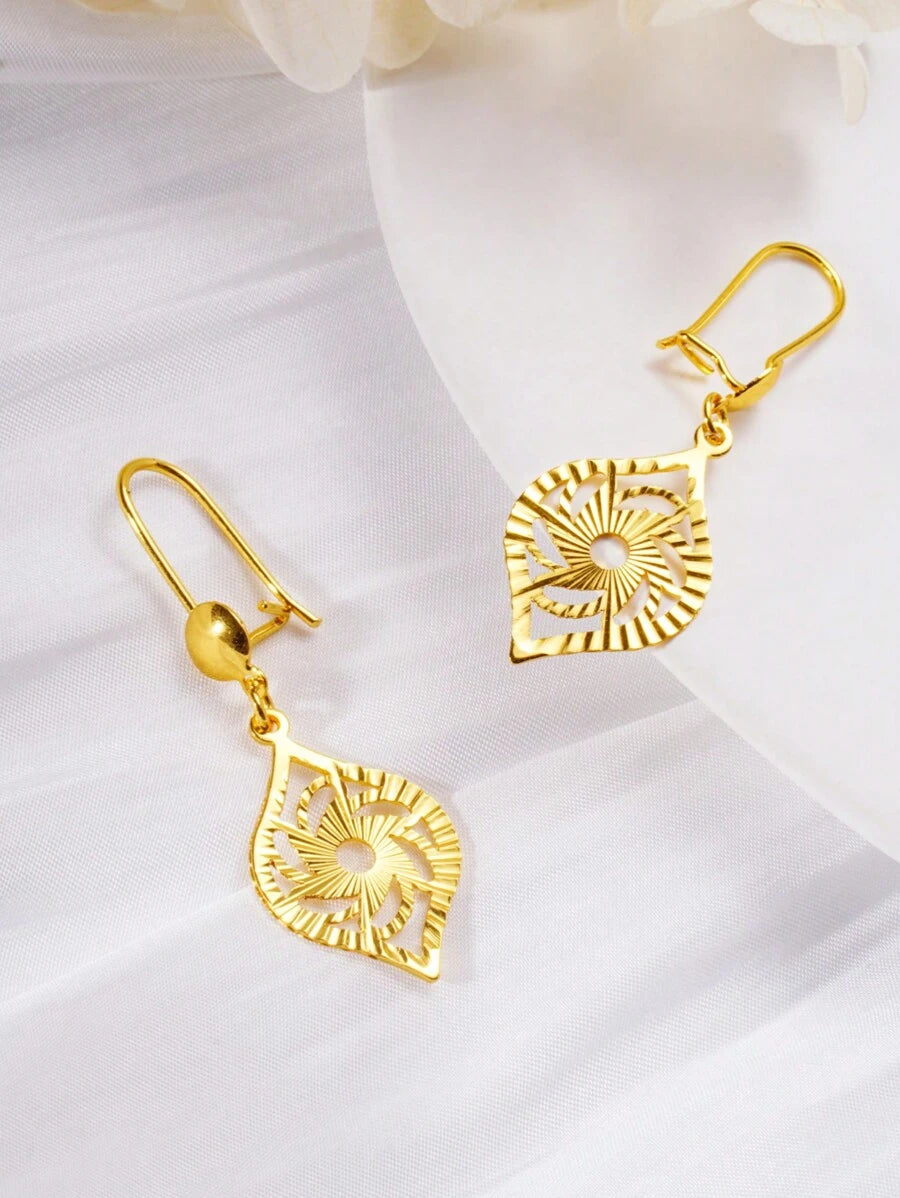 SHEIN مجموعة 2 زوج أقراط ذهبية على شكل قطرة ماء مزخرفة بالزهور