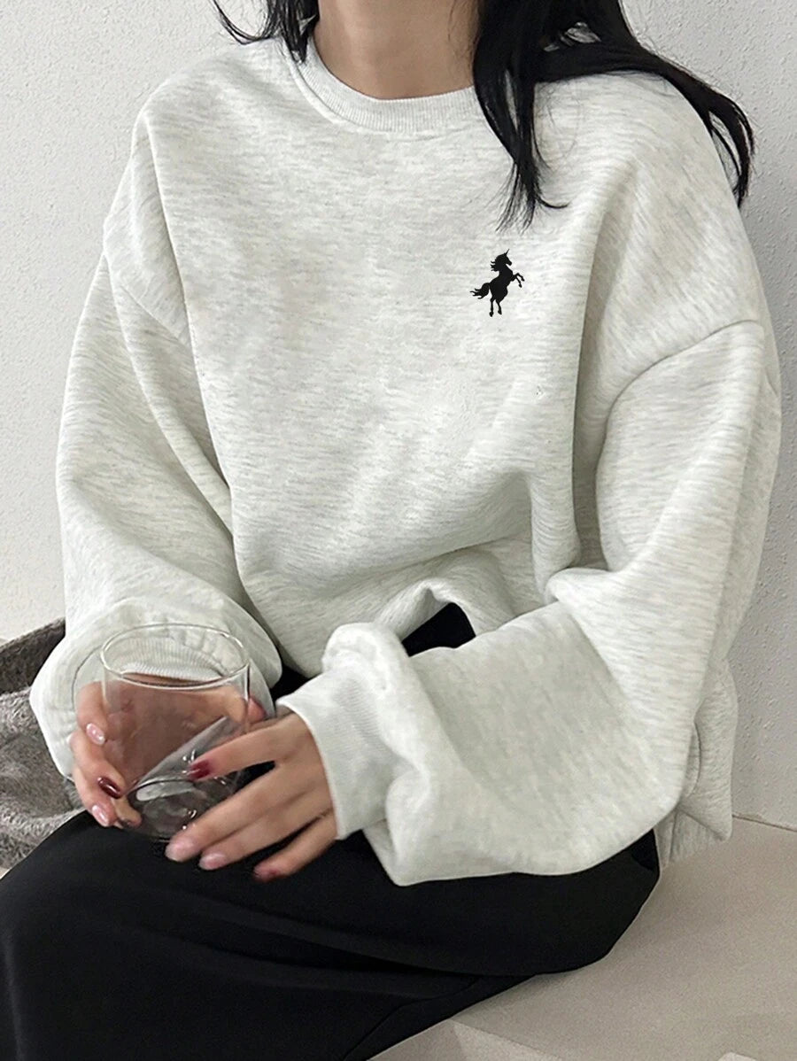 SHEIN DAZY بلوزة رياضية رمادية بياقة مستديرة مطرزة بأحرف