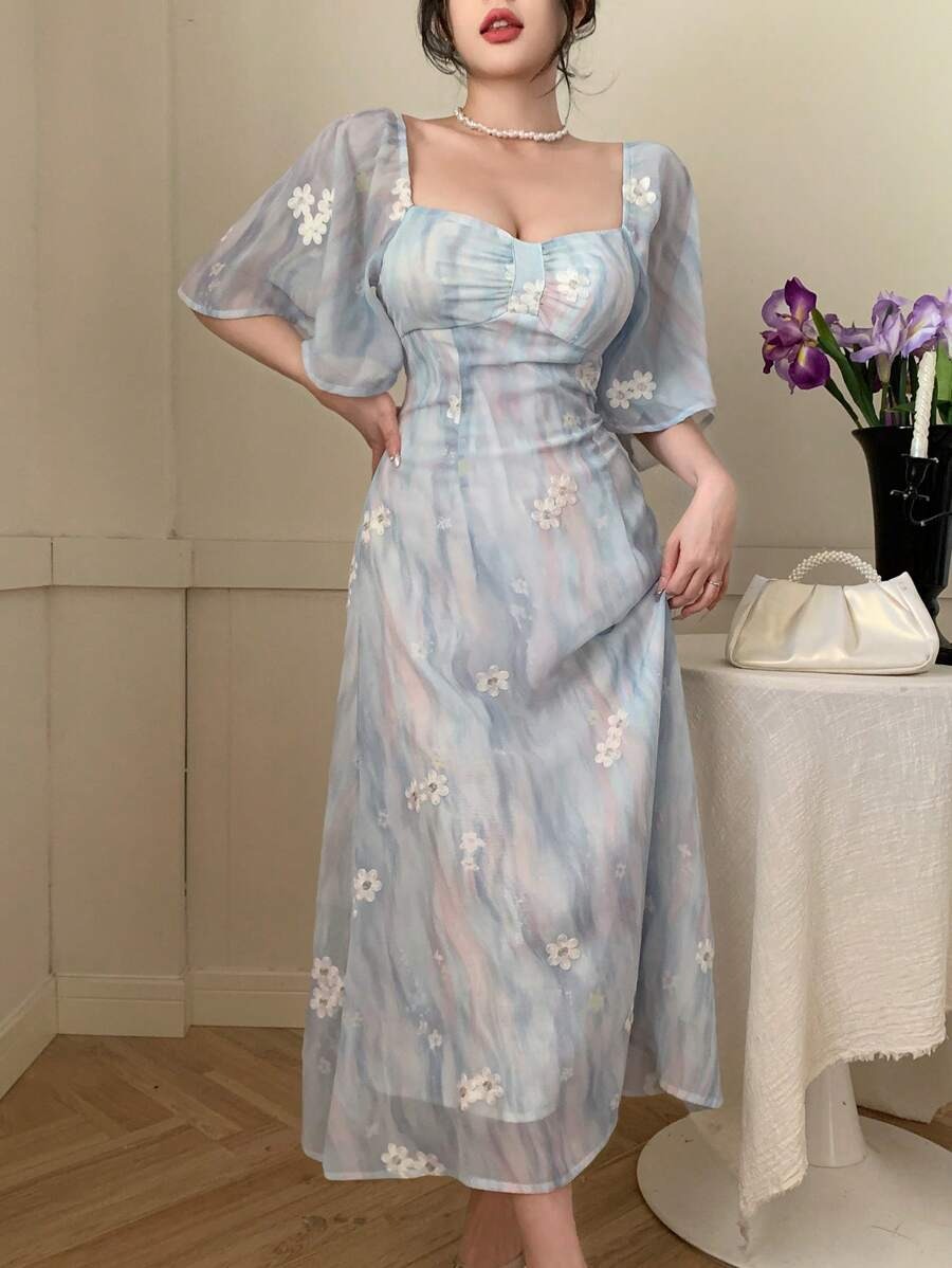 SHEIN DAZY فستان أزرق بزهور بيضاء وربطة فيونكة على الصدر
