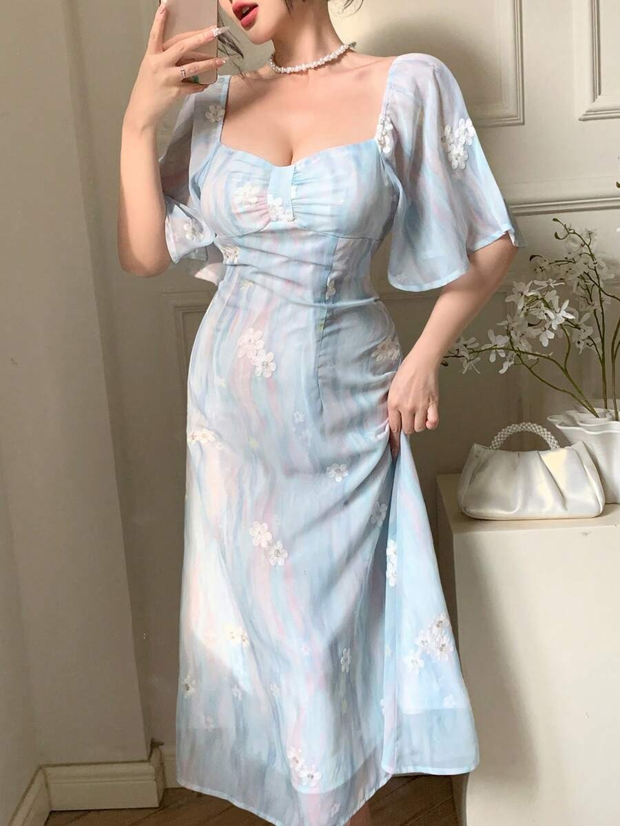 SHEIN DAZY فستان أزرق بزهور بيضاء وربطة فيونكة على الصدر