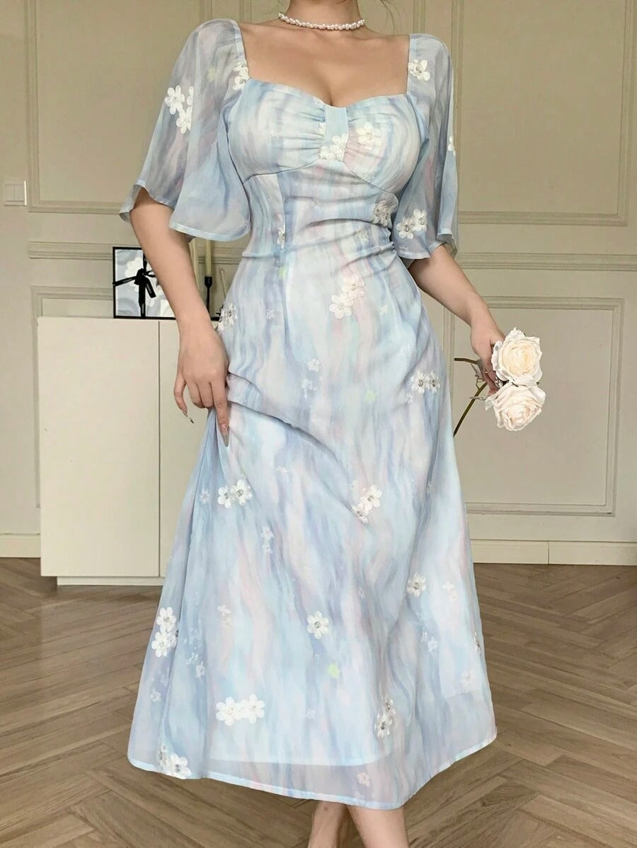 SHEIN DAZY فستان أزرق بزهور بيضاء وربطة فيونكة على الصدر