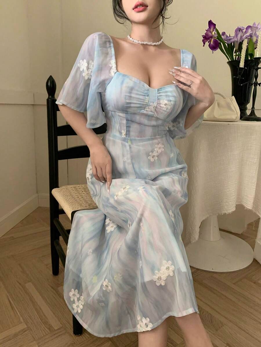 SHEIN DAZY فستان أزرق بزهور بيضاء وربطة فيونكة على الصدر