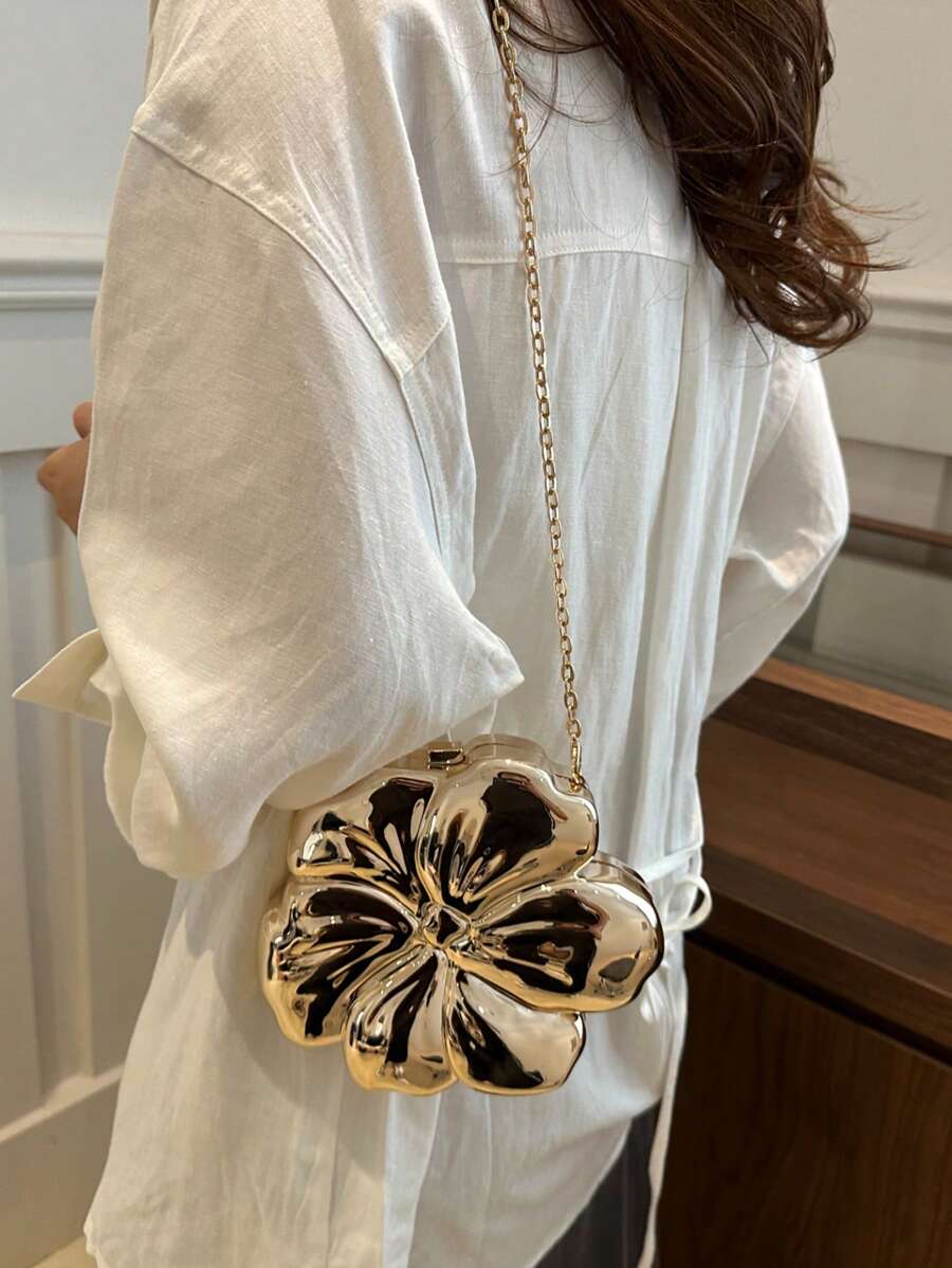 SHEIN حقيبة يد صغيرة على شكل زهرة مزينة بإبزيم معدني وسلسلة خرز