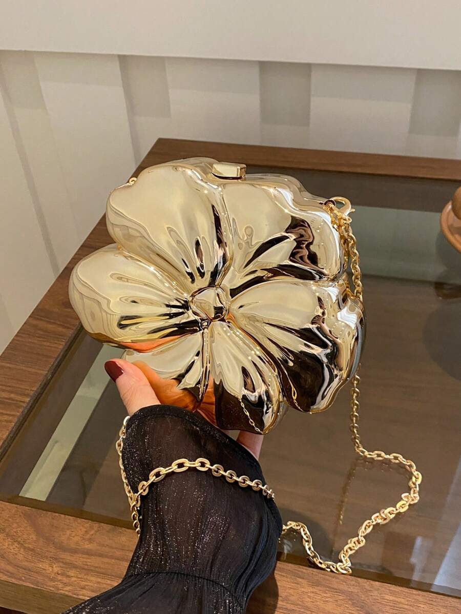 SHEIN حقيبة يد صغيرة على شكل زهرة مزينة بإبزيم معدني وسلسلة خرز