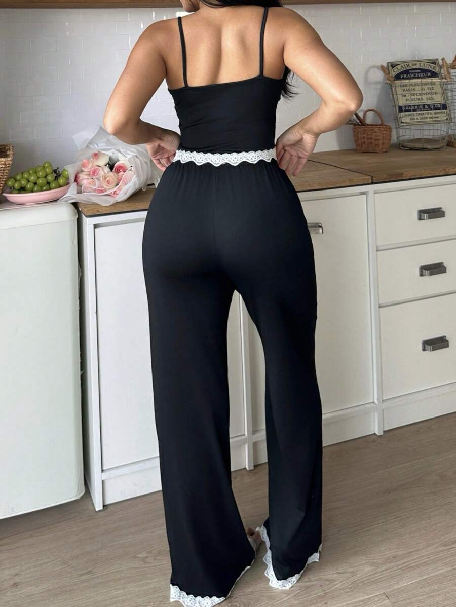 SHEIN Snug Zone بيجامة من اللانجري والشورت مزينة بالدانتيل
