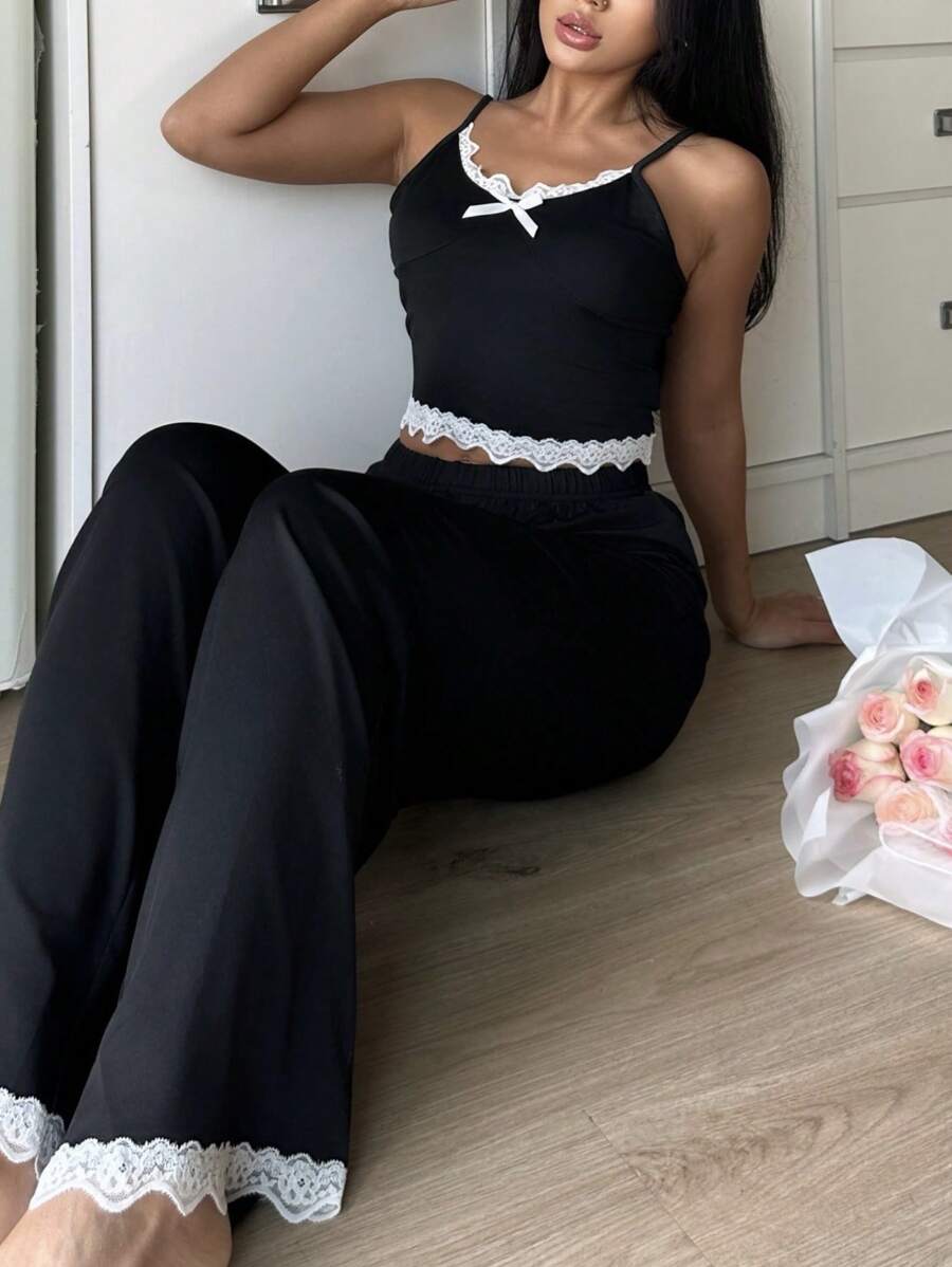 SHEIN Snug Zone بيجامة من اللانجري والشورت مزينة بالدانتيل