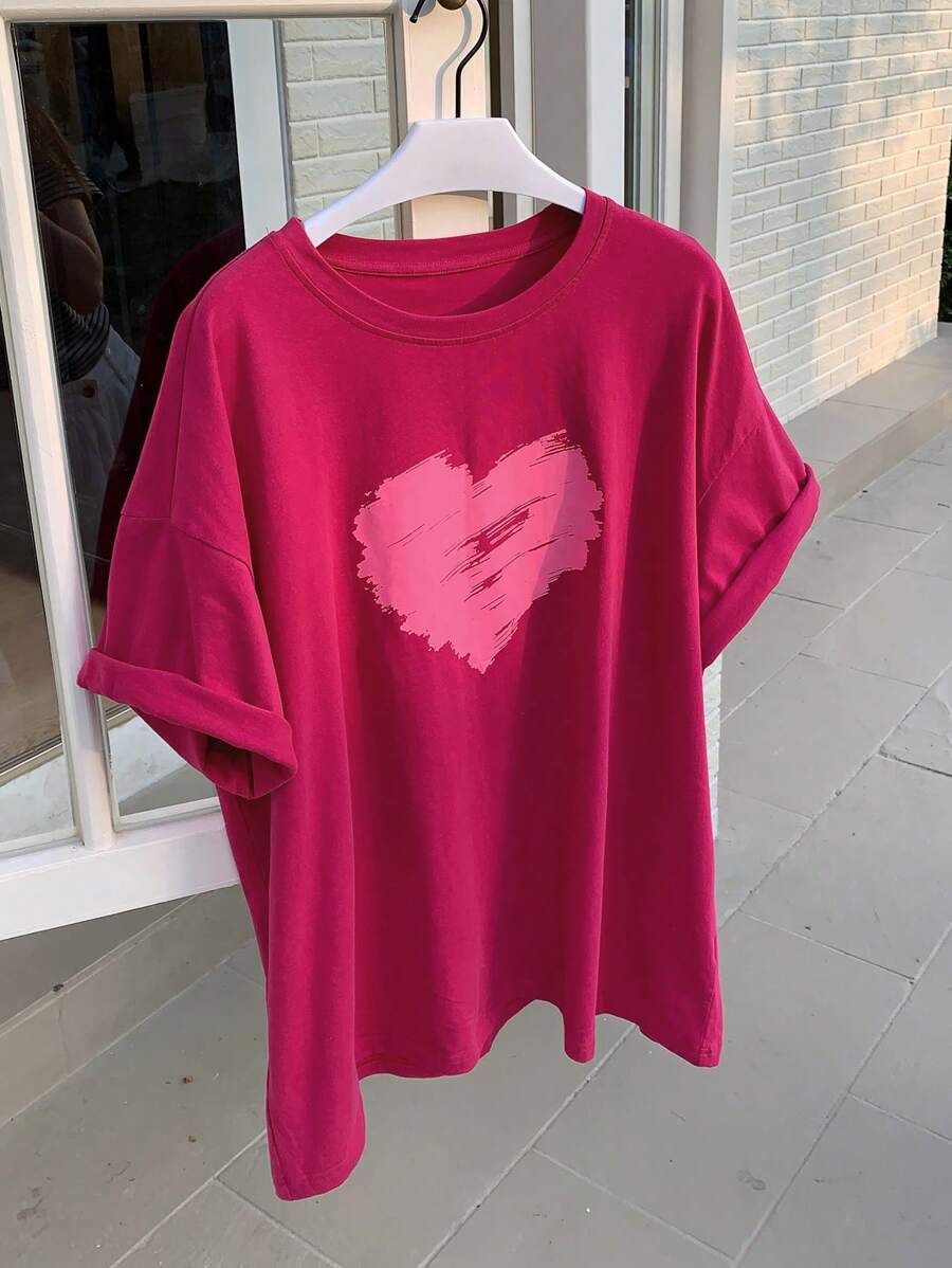 SHEIN DAZY تي شيرت وردي بطبعة قلب وياقة دائرية وأكمام قصيرة