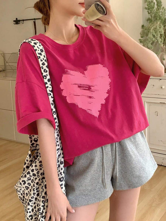 SHEIN DAZY تي شيرت وردي بطبعة قلب وياقة دائرية وأكمام قصيرة