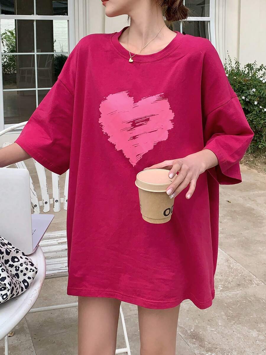 SHEIN DAZY تي شيرت وردي بطبعة قلب وياقة دائرية وأكمام قصيرة