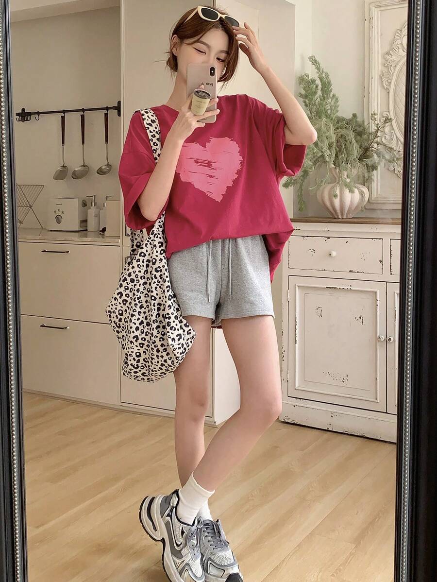 SHEIN DAZY تي شيرت وردي بطبعة قلب وياقة دائرية وأكمام قصيرة