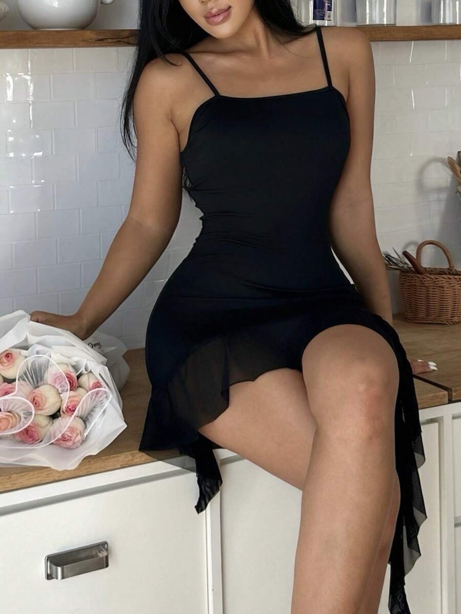 SHEIN ZzzCrew فستان نوم رومانسي بتصميم كشكش التنورة