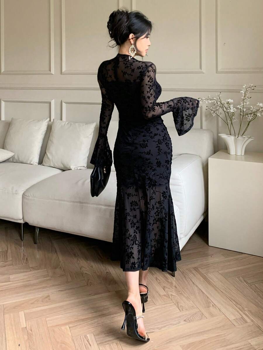 SHEIN DAZY فستان اسود بأكمام جرس مطبوع بالزهور