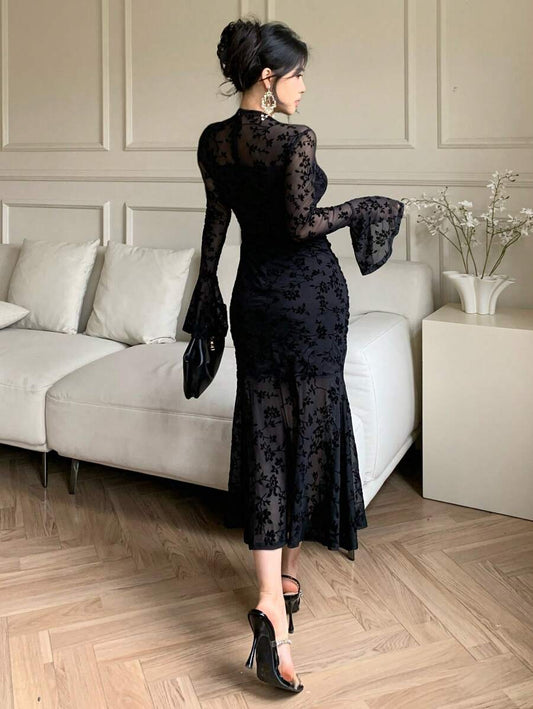 SHEIN DAZY فستان اسود بأكمام جرس مطبوع بالزهور