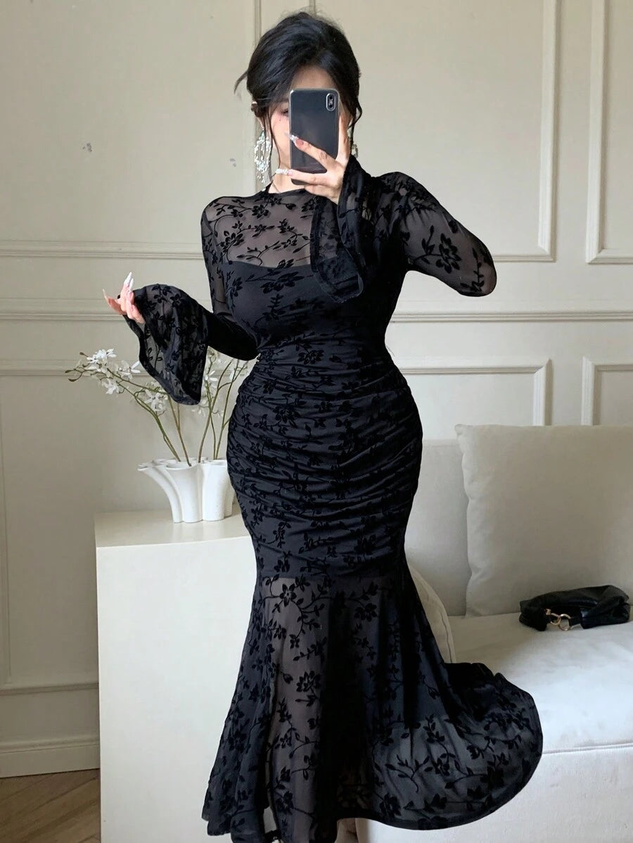 SHEIN DAZY فستان اسود بأكمام جرس مطبوع بالزهور