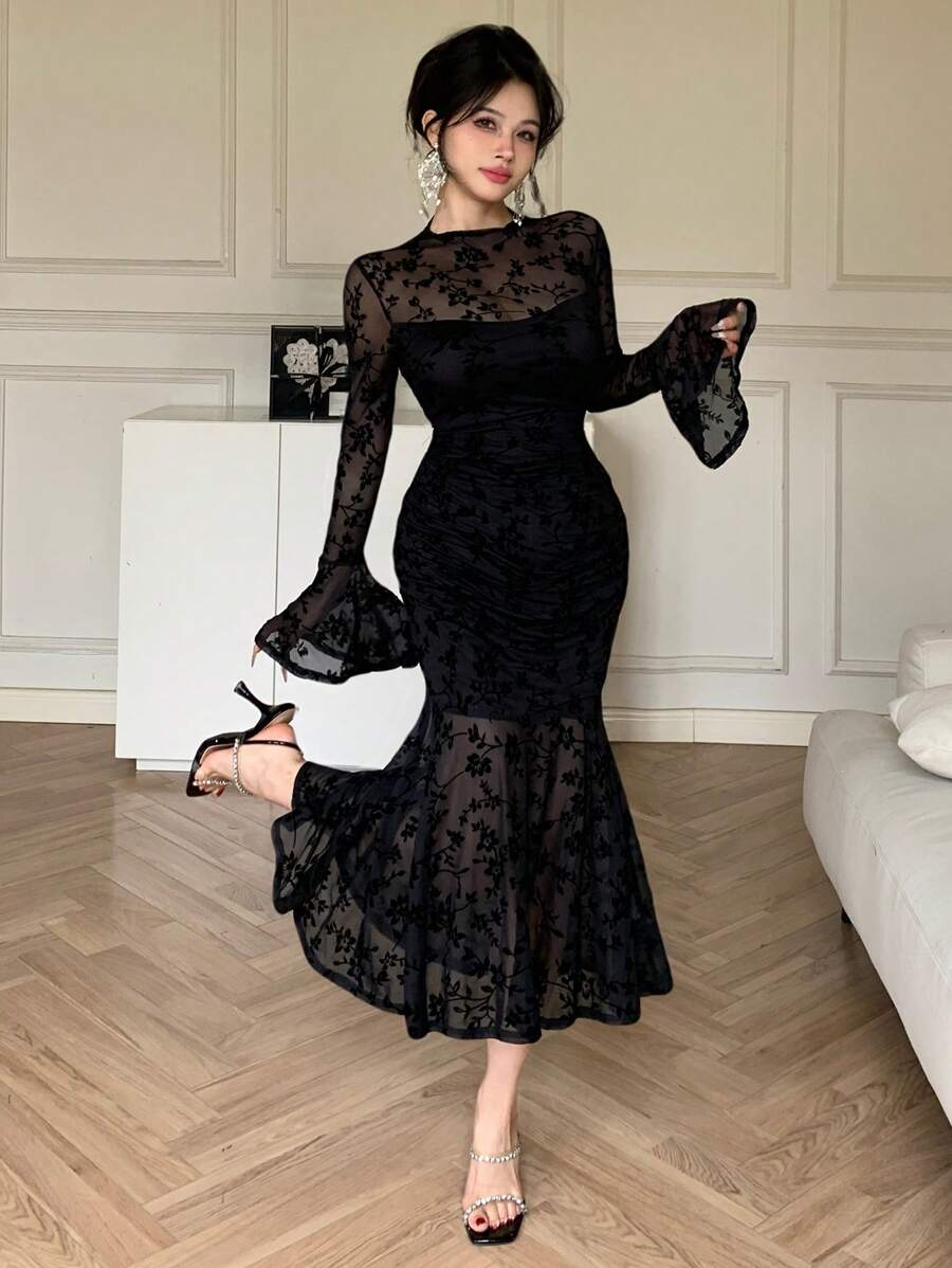 SHEIN DAZY فستان اسود بأكمام جرس مطبوع بالزهور