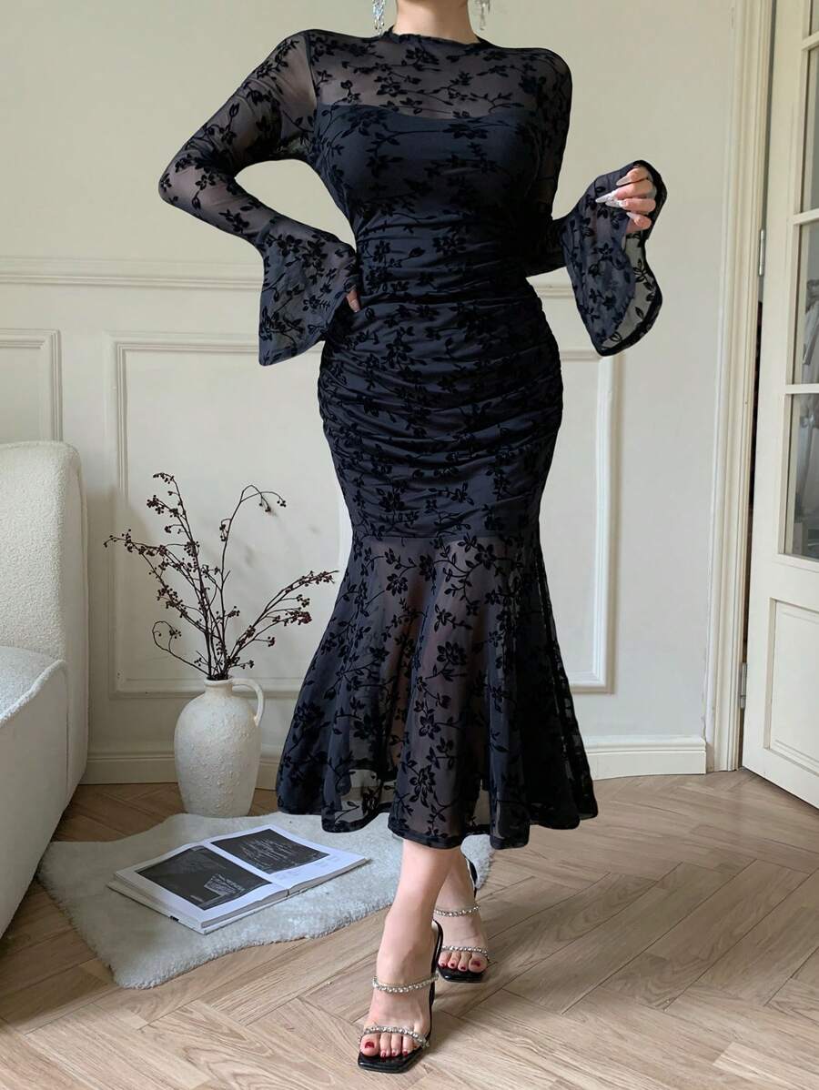 SHEIN DAZY فستان اسود بأكمام جرس مطبوع بالزهور
