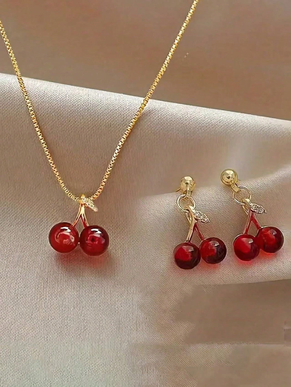 SHEIN طقم مجوهرات أنيق كرز أحمر مع سلسلة عظمة الترقوة