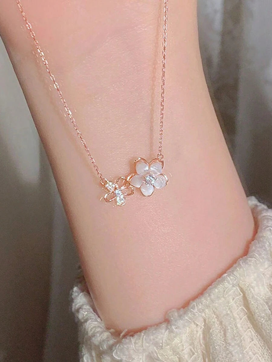 SHEIN قلادة زهرة الكرز أنيقة بتصميم فريد