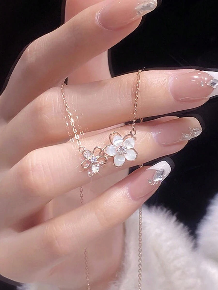 SHEIN قلادة زهرة الكرز أنيقة بتصميم فريد