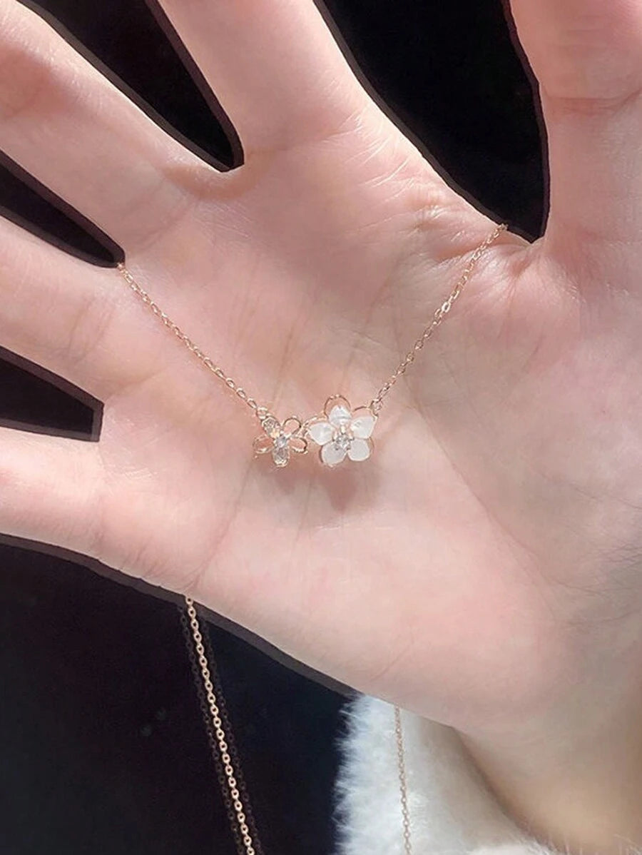 SHEIN قلادة زهرة الكرز أنيقة بتصميم فريد