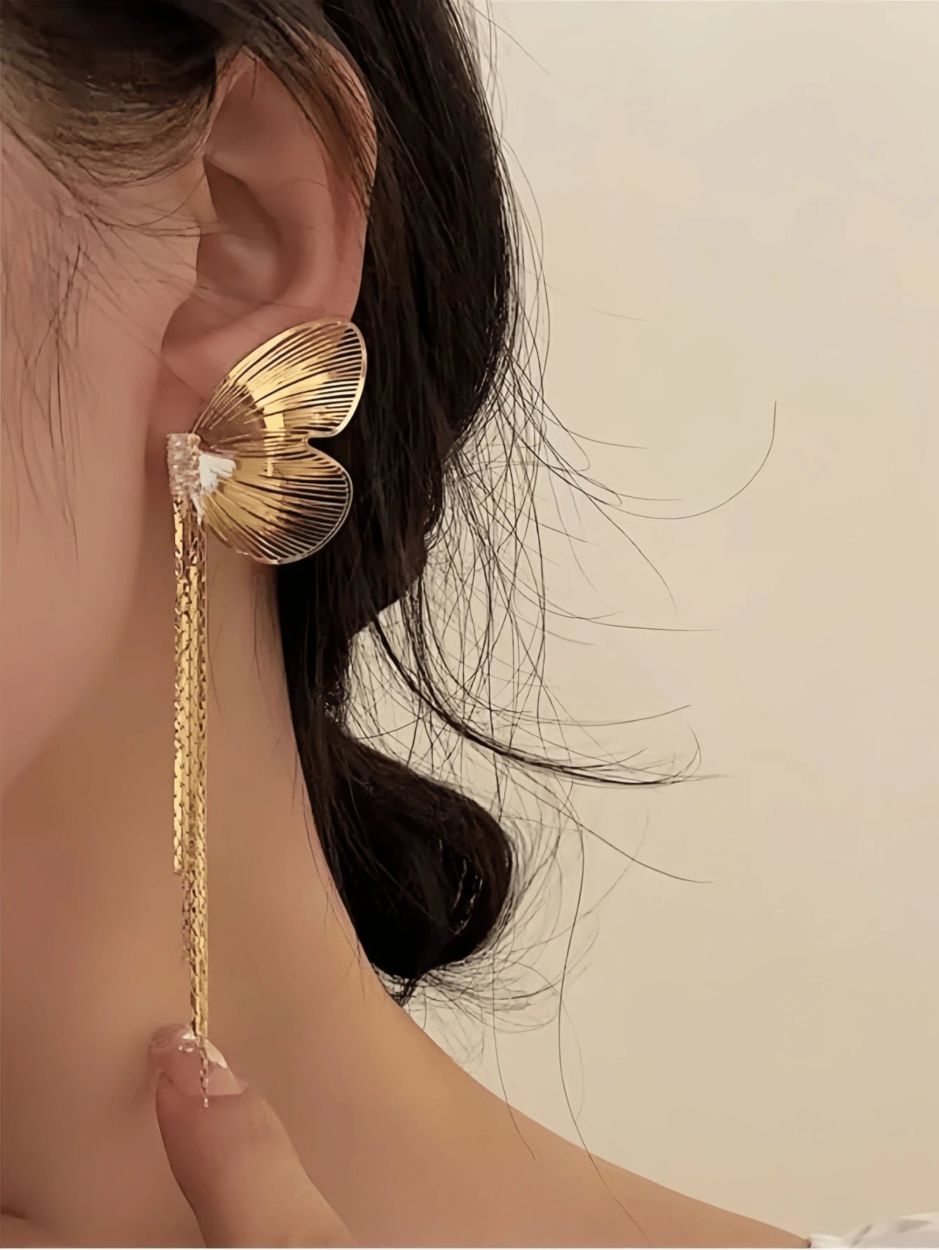 SHEIN زوج أقراط فراشة ذهبية بأجنحة سلكية