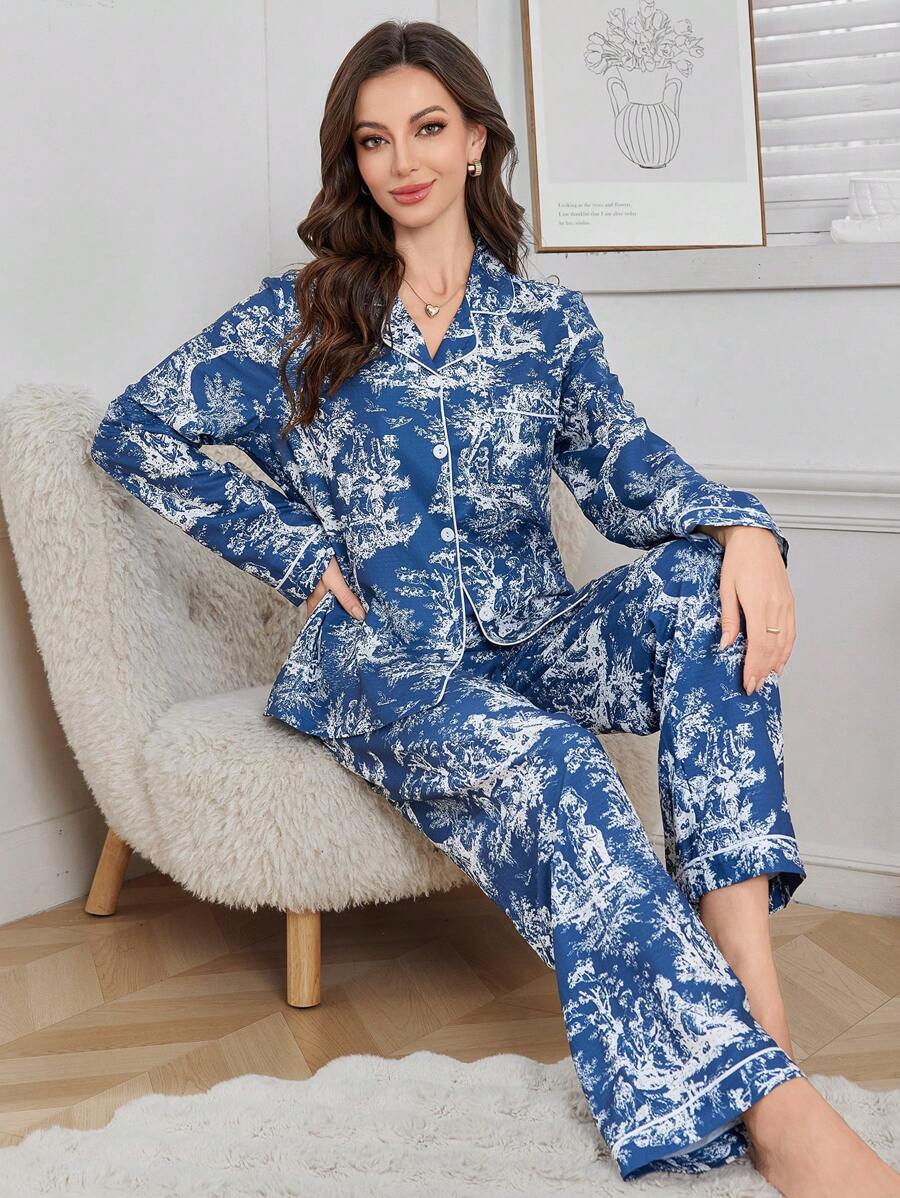 SHEIN LuxeNights طقم بيجامة بأكمام طويلة طوق منحرف وبنطلون مطبوع