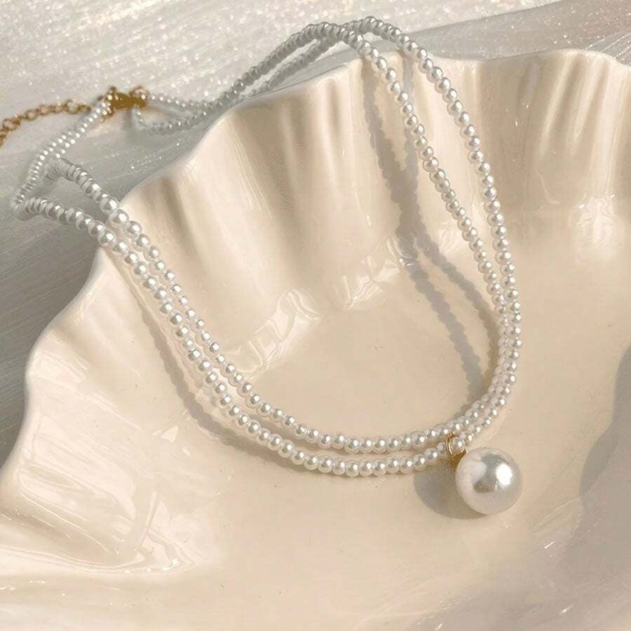 SHEIN قلادة مزدوجة أنيقة بلمسات ساتان وخرز أبيض