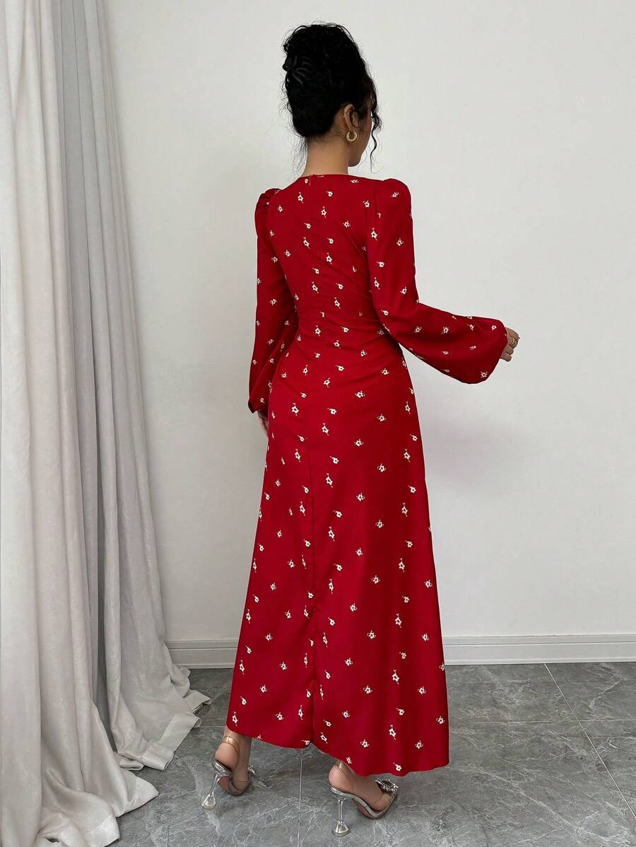 SHEIN Modelyn فستان أحمر بطبعة زهور وتصميم كشكش عند الأطراف