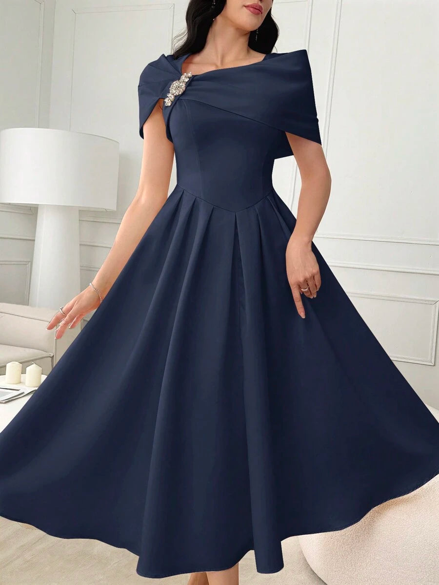 SHEIN Modelyn فستان بلون أزرق كحلي برقبة غير متماثلة