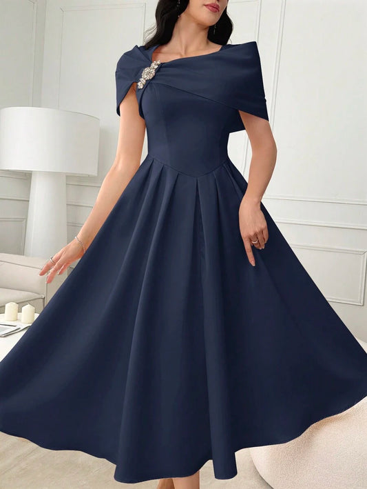 SHEIN Modelyn فستان بلون أزرق كحلي برقبة غير متماثلة