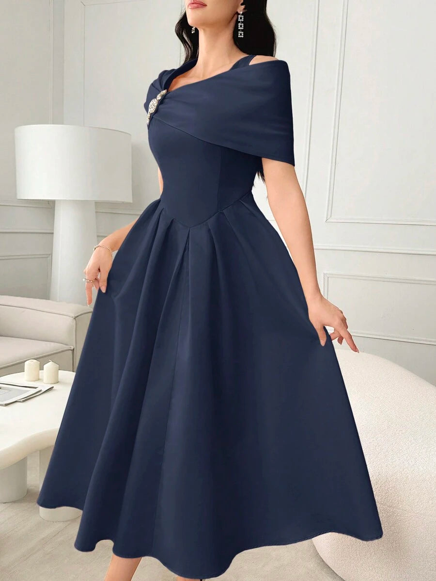 SHEIN Modelyn فستان بلون أزرق كحلي برقبة غير متماثلة