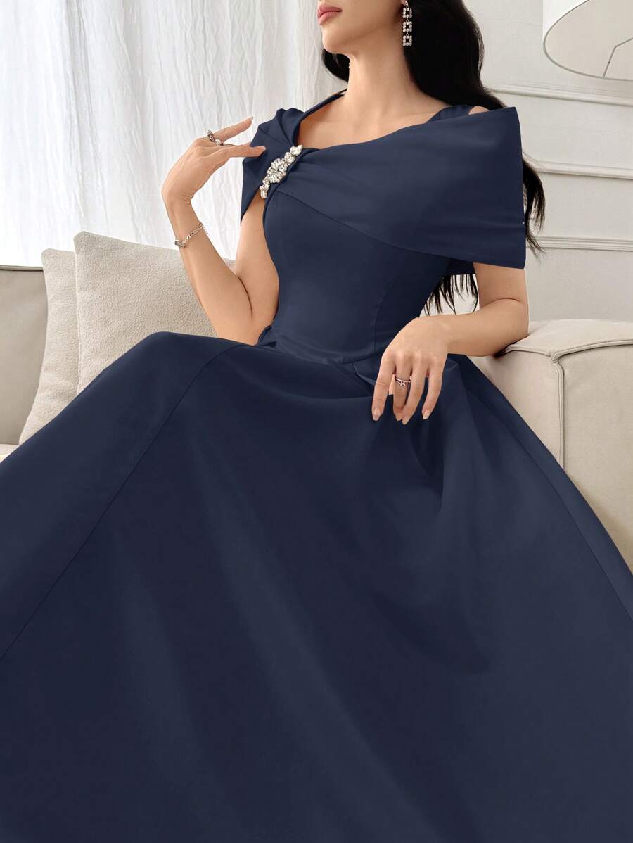 SHEIN Modelyn فستان بلون أزرق كحلي برقبة غير متماثلة