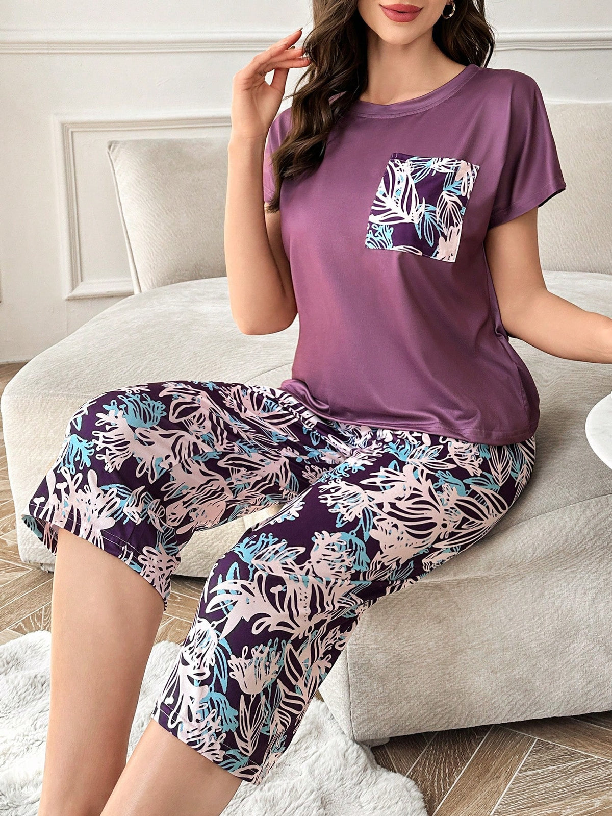 SHEIN مجموعة بيجامة أكمام قصيرة مع بنطال كابري مطبوعة بالزهور