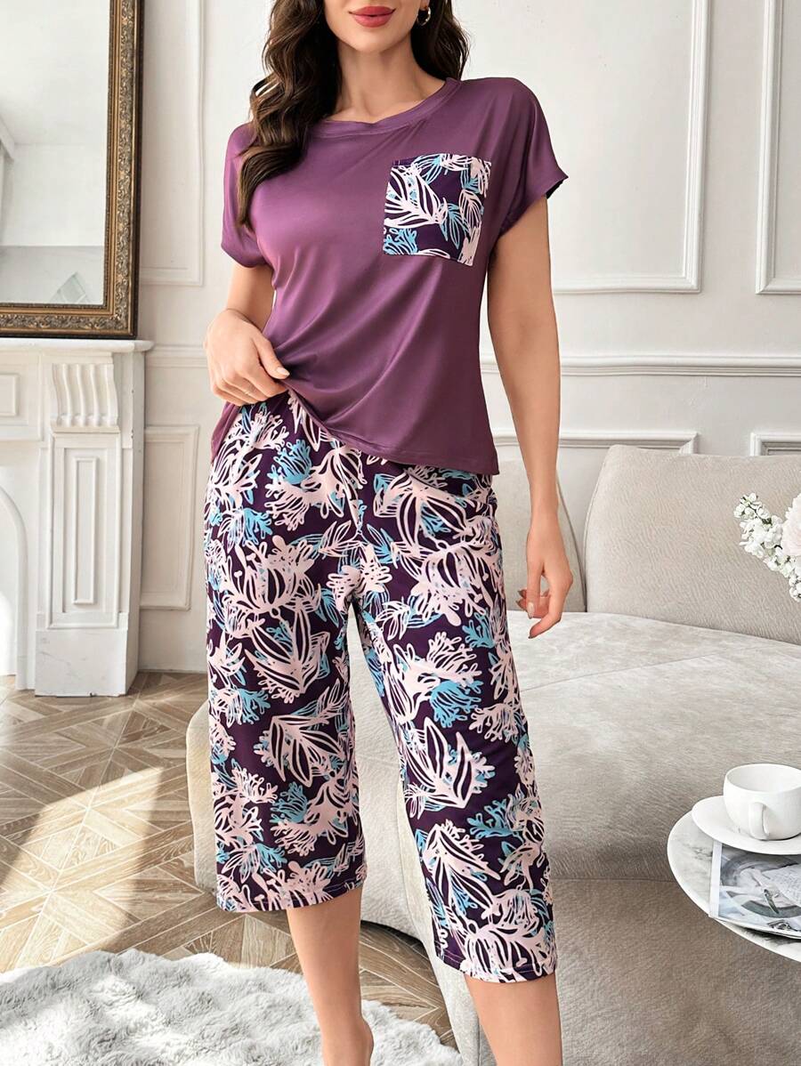 SHEIN مجموعة بيجامة أكمام قصيرة مع بنطال كابري مطبوعة بالزهور