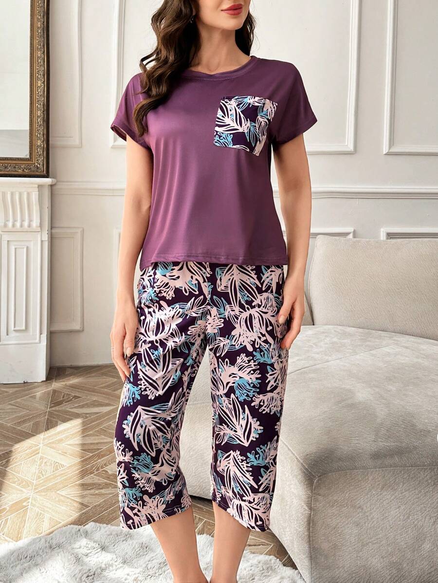 SHEIN مجموعة بيجامة أكمام قصيرة مع بنطال كابري مطبوعة بالزهور