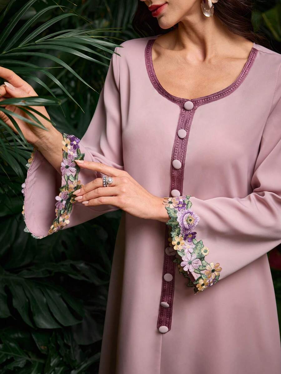 SHEIN Al Najma فستان كفتان وردي فضفاض مزين أزرار وزهور